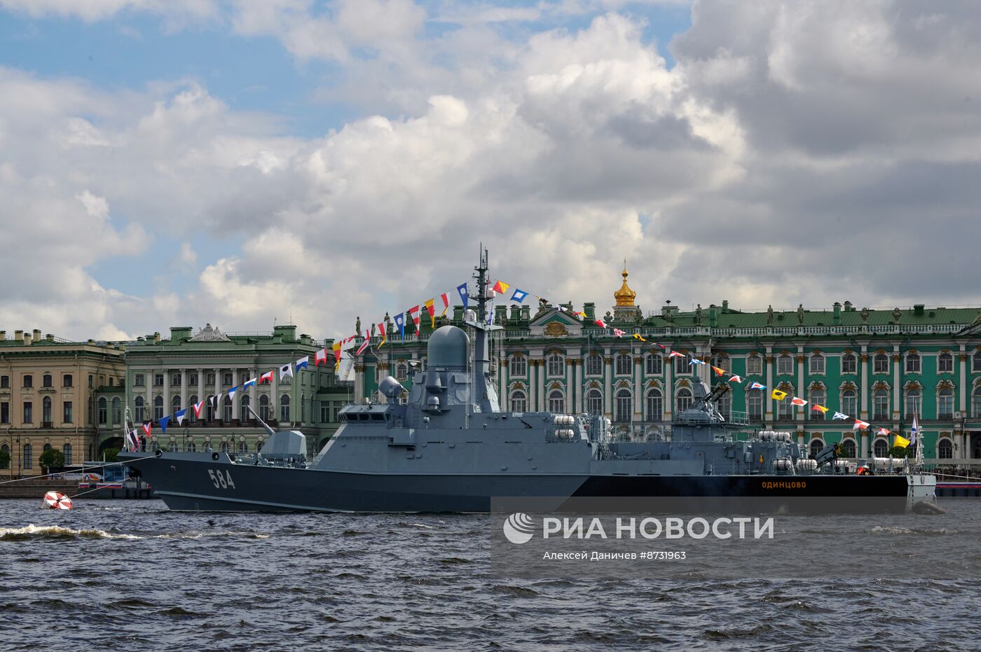 Корабли на рейде в преддверии Дня ВМФ в Санкт-Петербурге