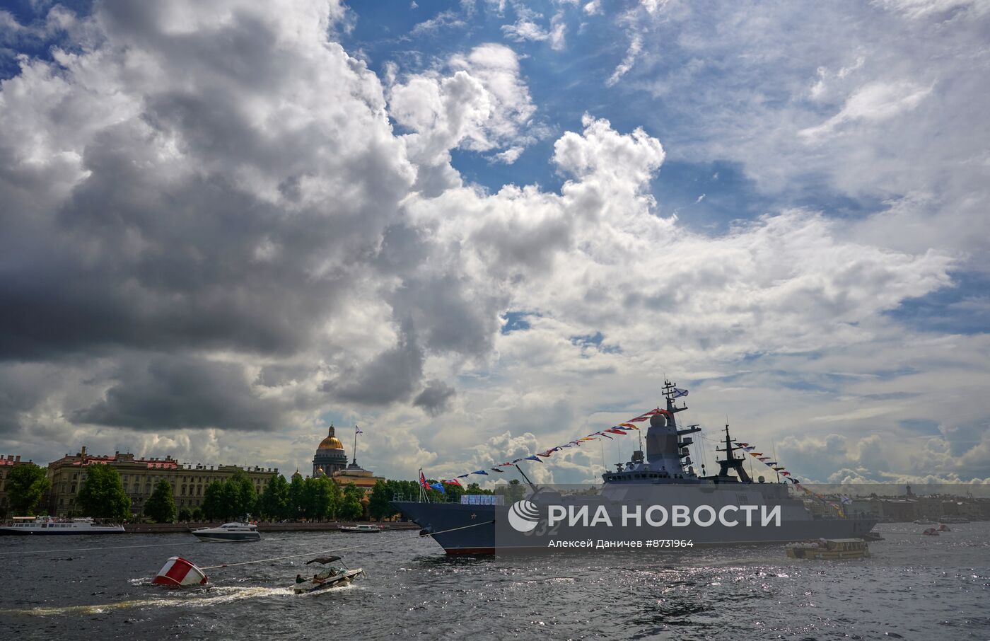 Корабли на рейде в преддверии Дня ВМФ в Санкт-Петербурге