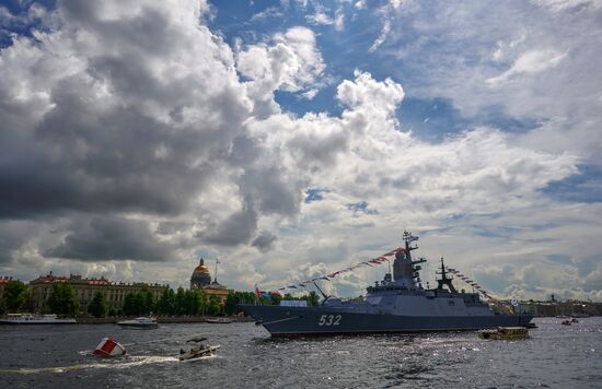 Корабли на рейде в преддверии Дня ВМФ в Санкт-Петербурге