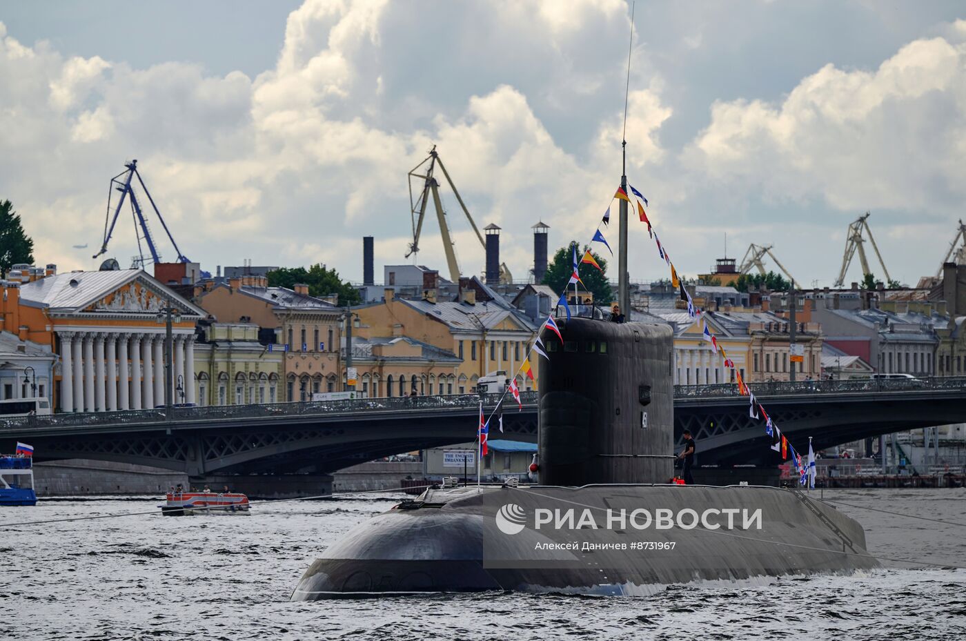 Корабли на рейде в преддверии Дня ВМФ в Санкт-Петербурге