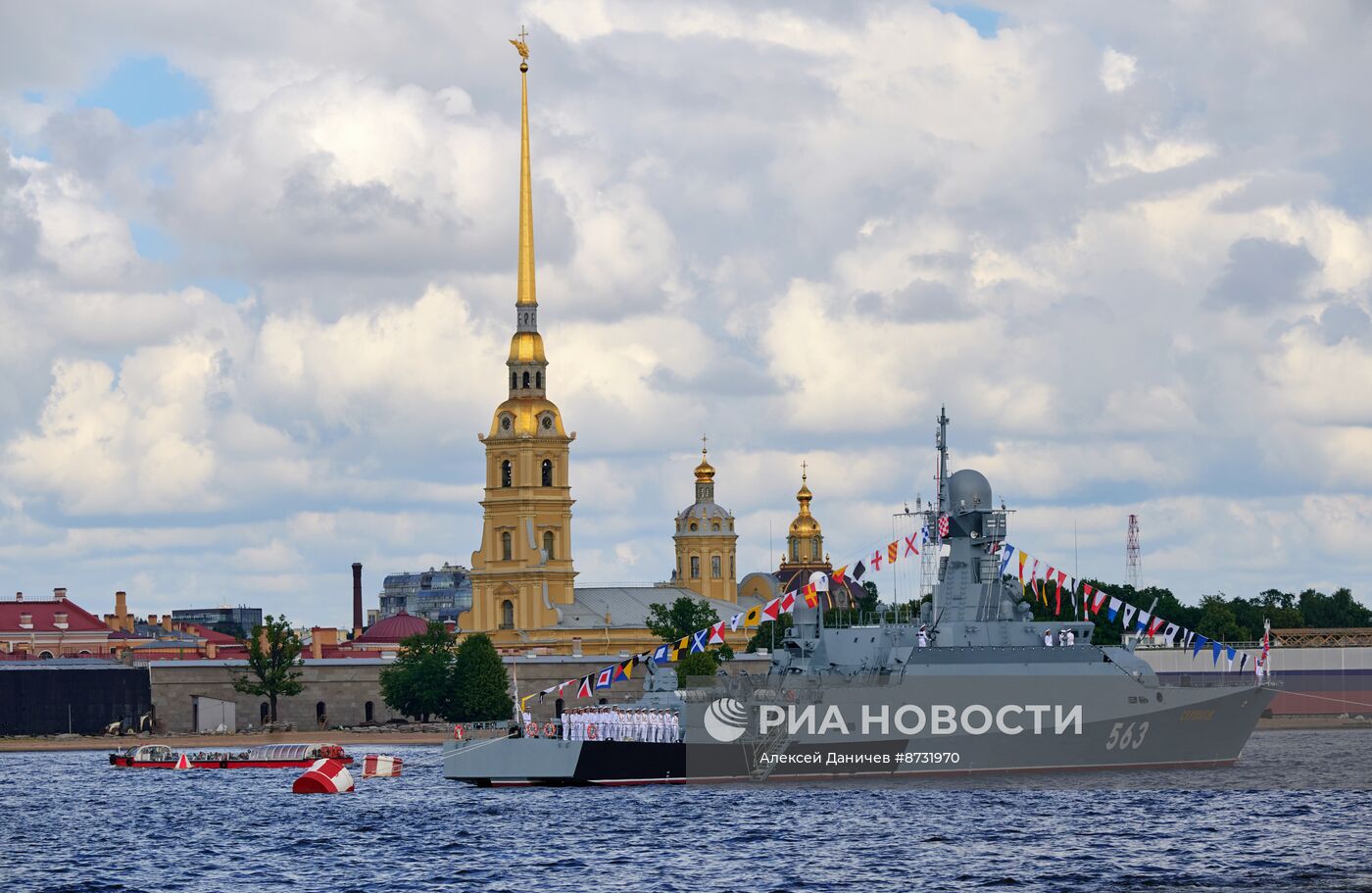 Корабли на рейде в преддверии Дня ВМФ в Санкт-Петербурге