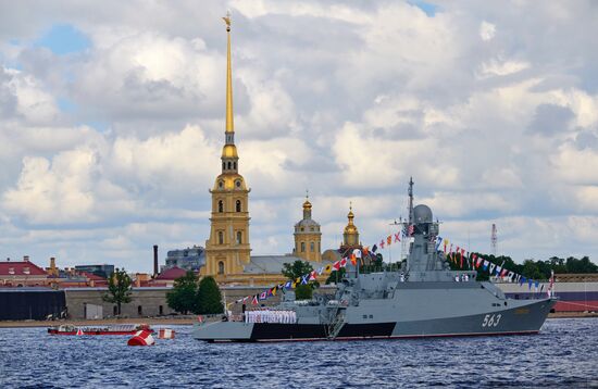 Корабли на рейде в преддверии Дня ВМФ в Санкт-Петербурге