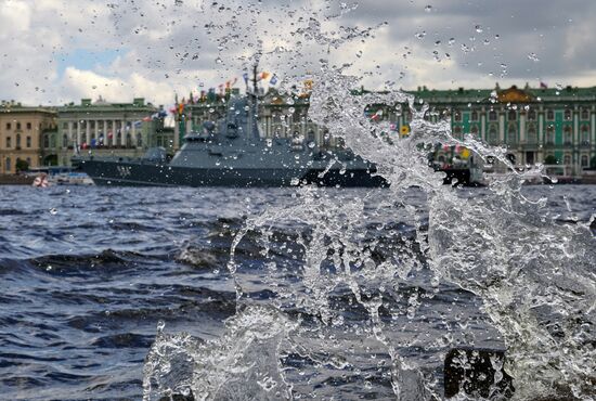 Корабли на рейде в преддверии Дня ВМФ в Санкт-Петербурге