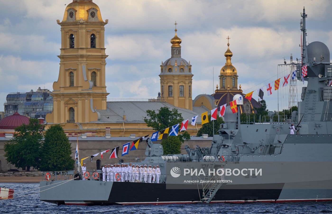 Корабли на рейде в преддверии Дня ВМФ в Санкт-Петербурге