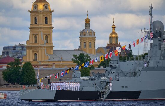 Корабли на рейде в преддверии Дня ВМФ в Санкт-Петербурге