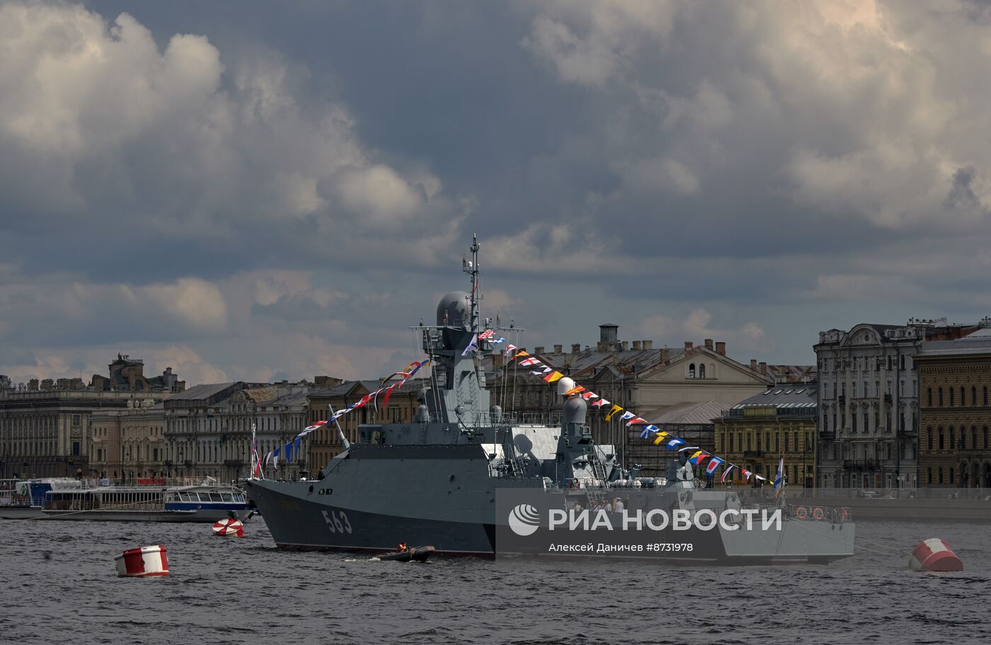 Корабли на рейде в преддверии Дня ВМФ в Санкт-Петербурге