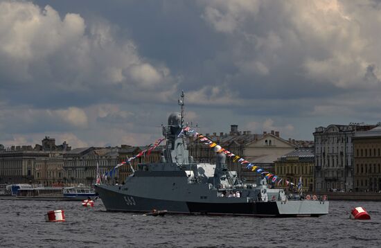 Корабли на рейде в преддверии Дня ВМФ в Санкт-Петербурге