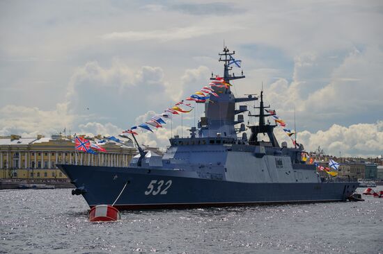 Корабли на рейде в преддверии Дня ВМФ в Санкт-Петербурге