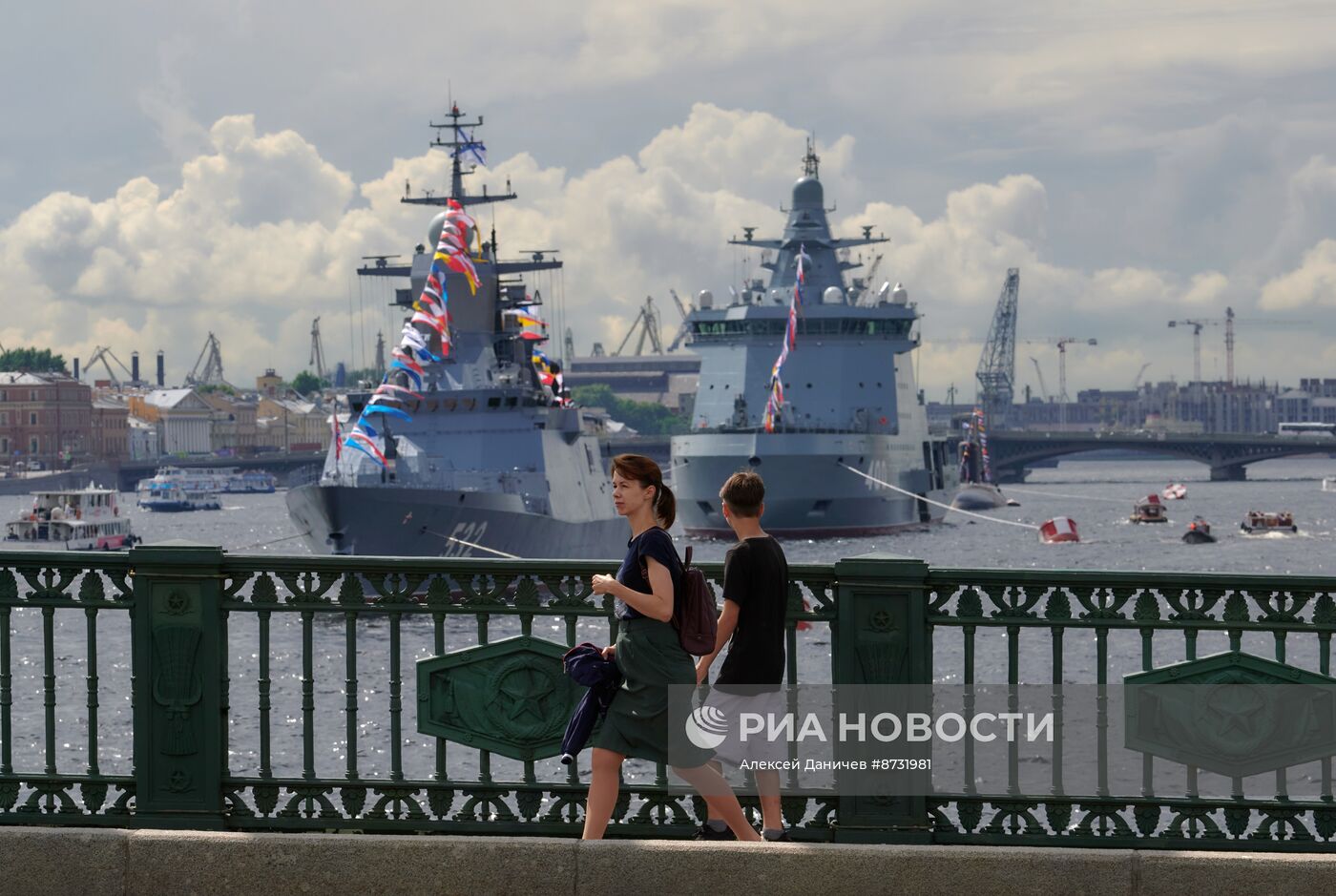 Корабли на рейде в преддверии Дня ВМФ в Санкт-Петербурге