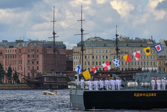 Корабли на рейде в преддверии Дня ВМФ в Санкт-Петербурге