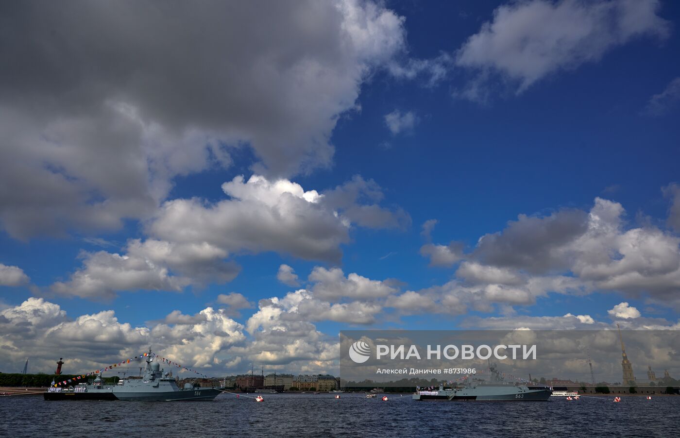 Корабли на рейде в преддверии Дня ВМФ в Санкт-Петербурге