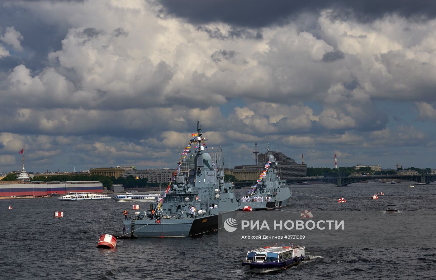 Корабли на рейде в преддверии Дня ВМФ в Санкт-Петербурге