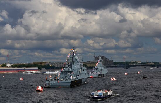 Корабли на рейде в преддверии Дня ВМФ в Санкт-Петербурге