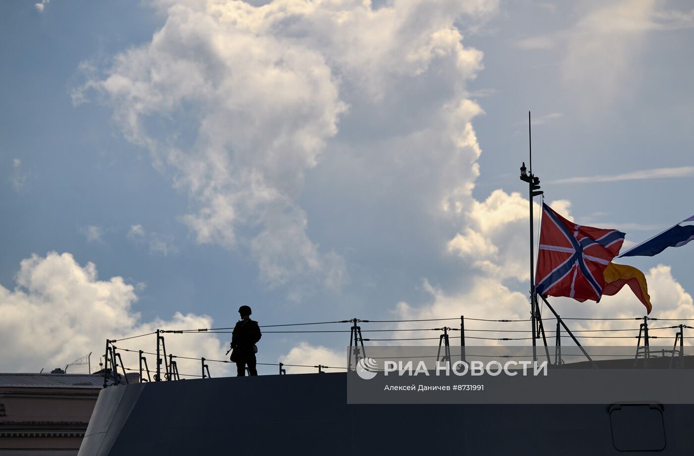 Корабли на рейде в преддверии Дня ВМФ в Санкт-Петербурге