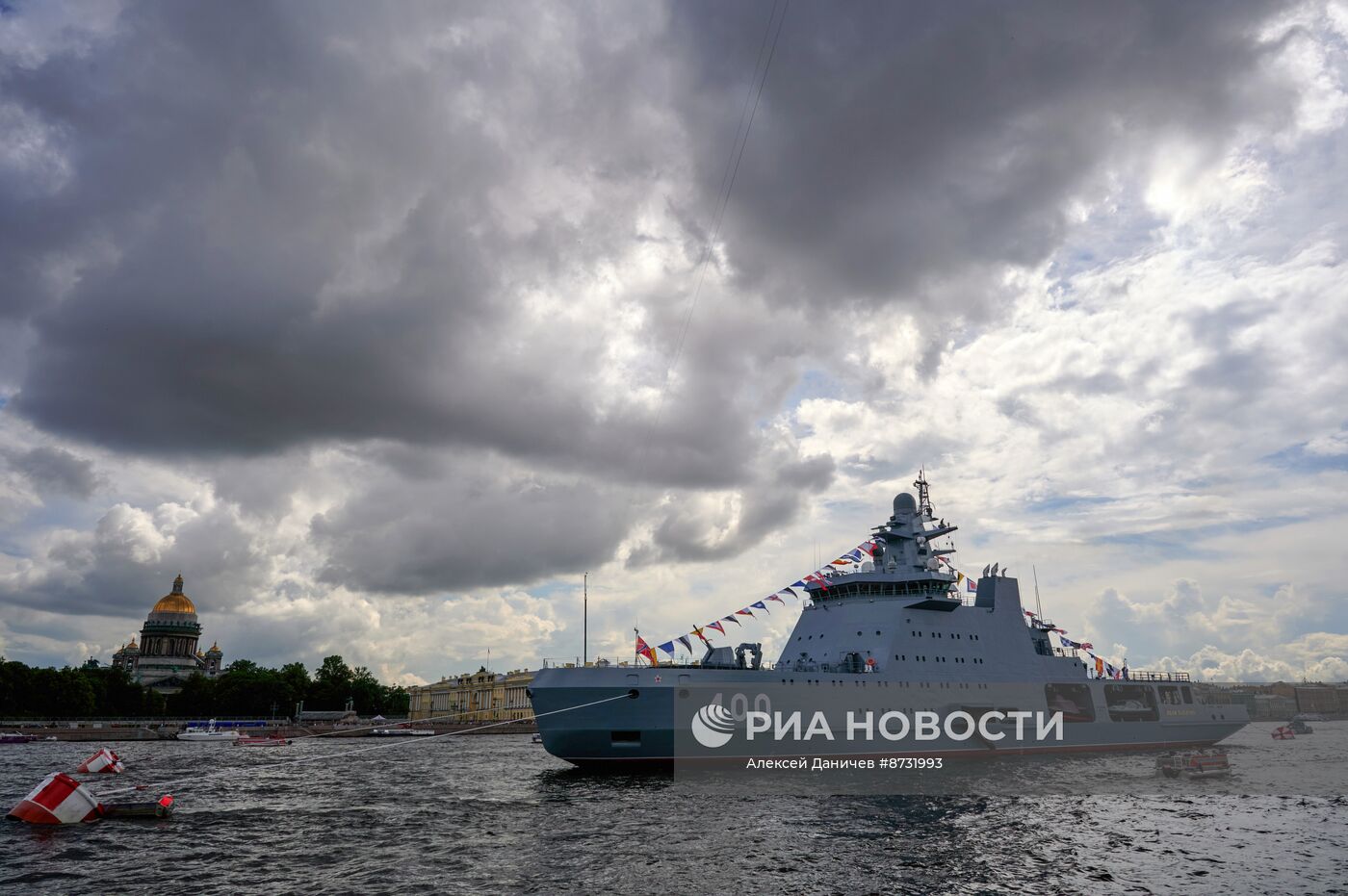 Корабли на рейде в преддверии Дня ВМФ в Санкт-Петербурге