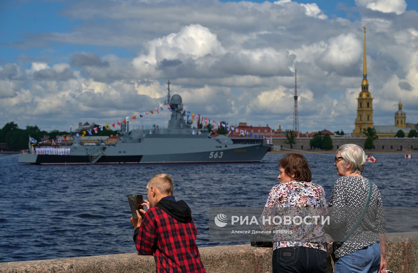 Корабли на рейде в преддверии Дня ВМФ в Санкт-Петербурге