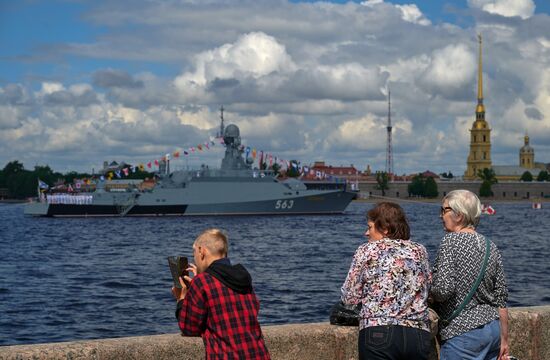 Корабли на рейде в преддверии Дня ВМФ в Санкт-Петербурге