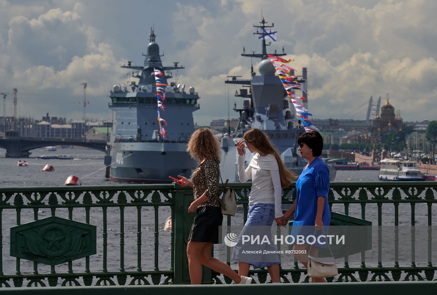 Корабли на рейде в преддверии Дня ВМФ в Санкт-Петербурге