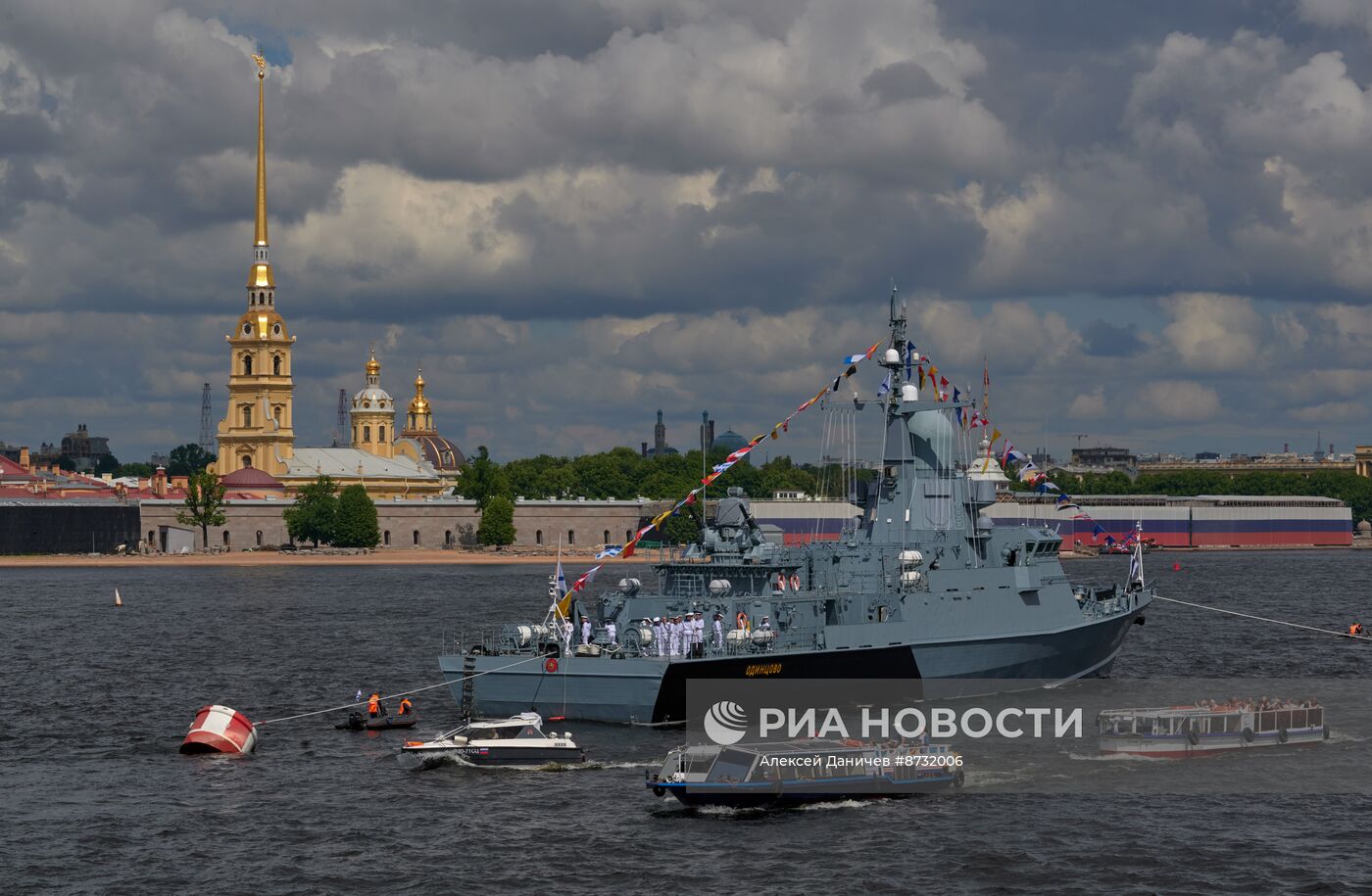 Корабли на рейде в преддверии Дня ВМФ в Санкт-Петербурге