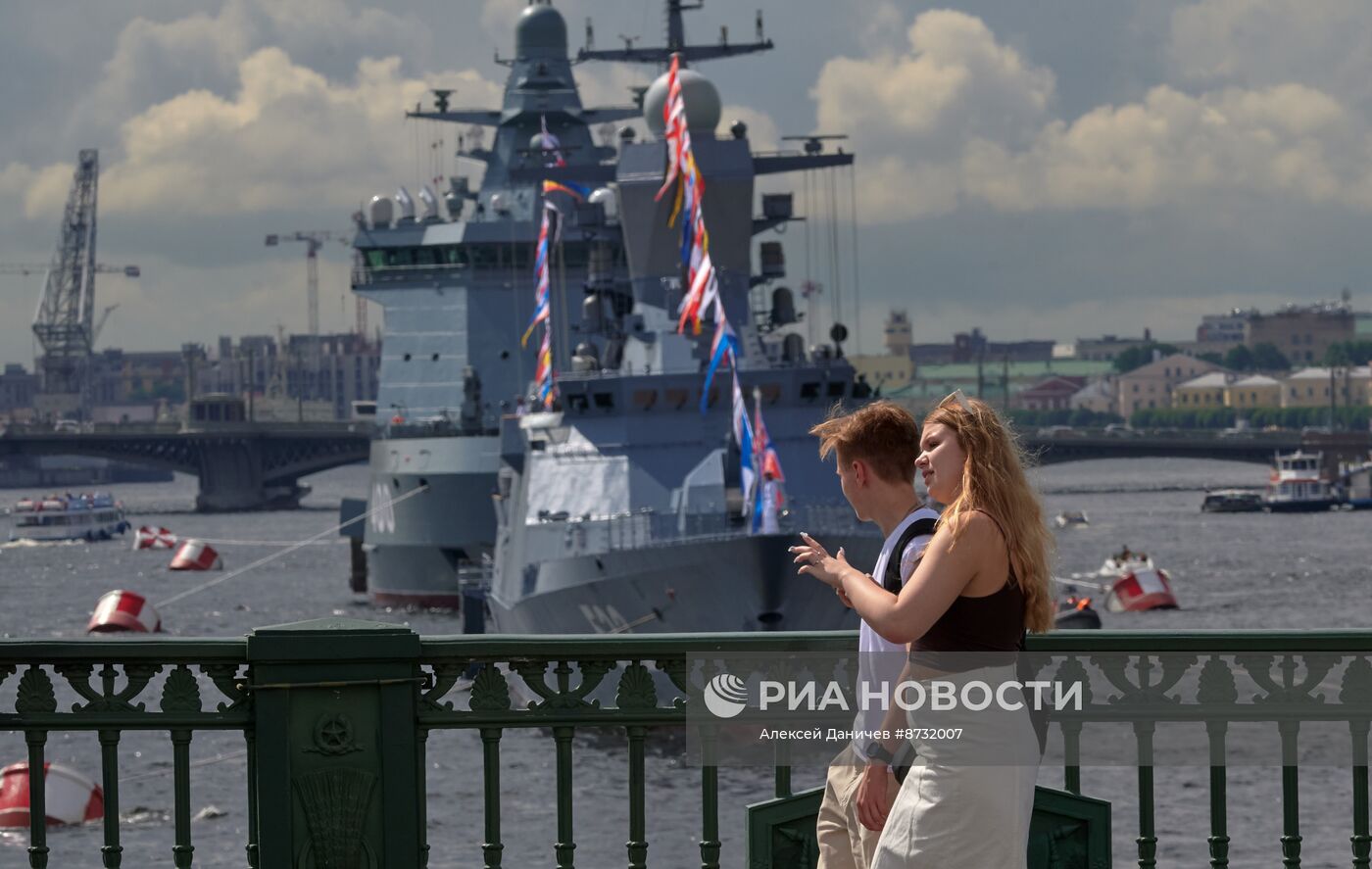 Корабли на рейде в преддверии Дня ВМФ в Санкт-Петербурге