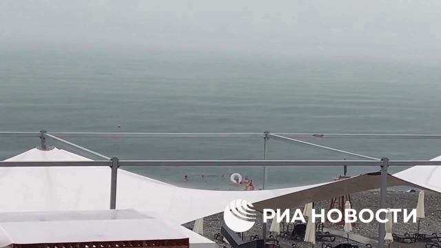 Российские туристы на пляжах в грозу в Сочи