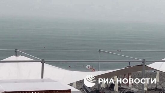 Российские туристы на пляжах в грозу в Сочи