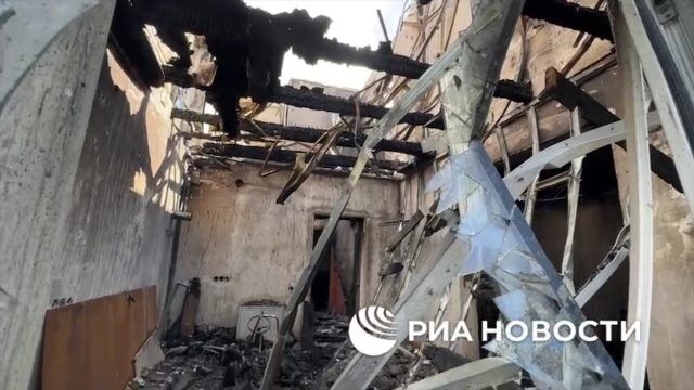 Сгоревший дом из-за ночного обстрела ВСУ в Киевском районе Донецка