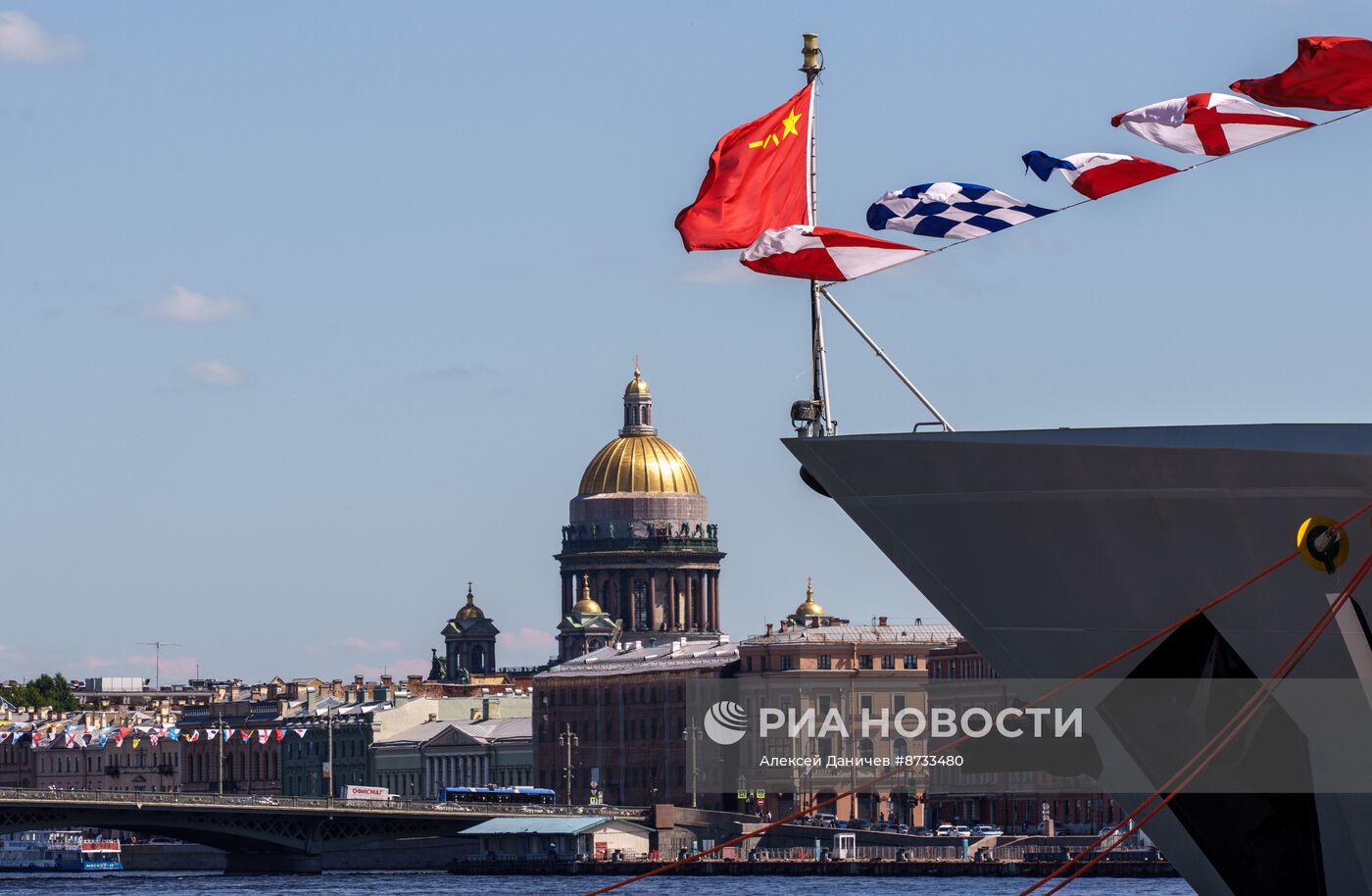 Китайский эсминец прибыл в Петербург для участия в параде ВМФ