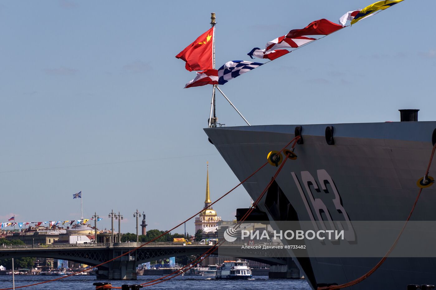 Китайский эсминец прибыл в Петербург для участия в параде ВМФ