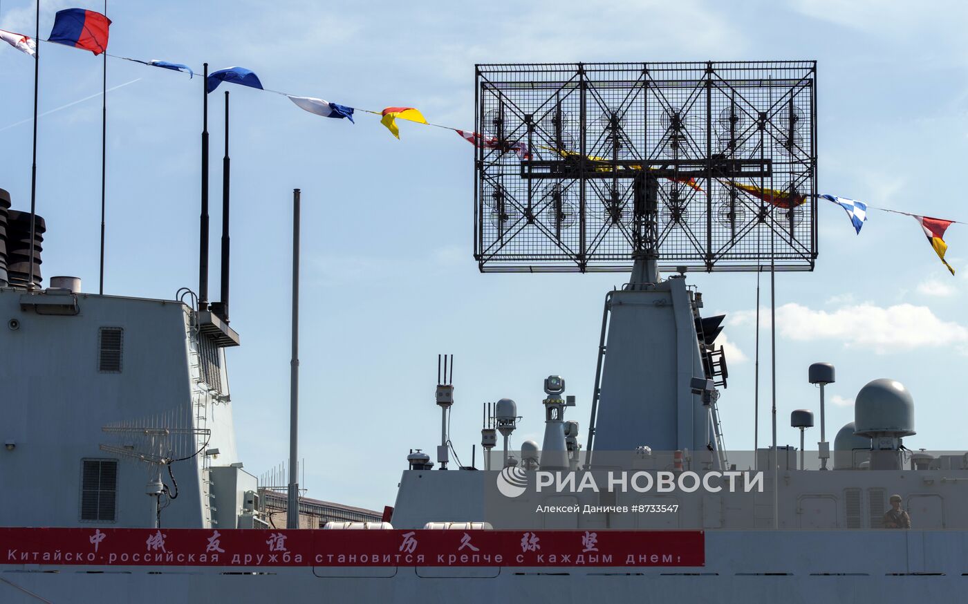 Китайский эсминец прибыл в Петербург для участия в параде ВМФ