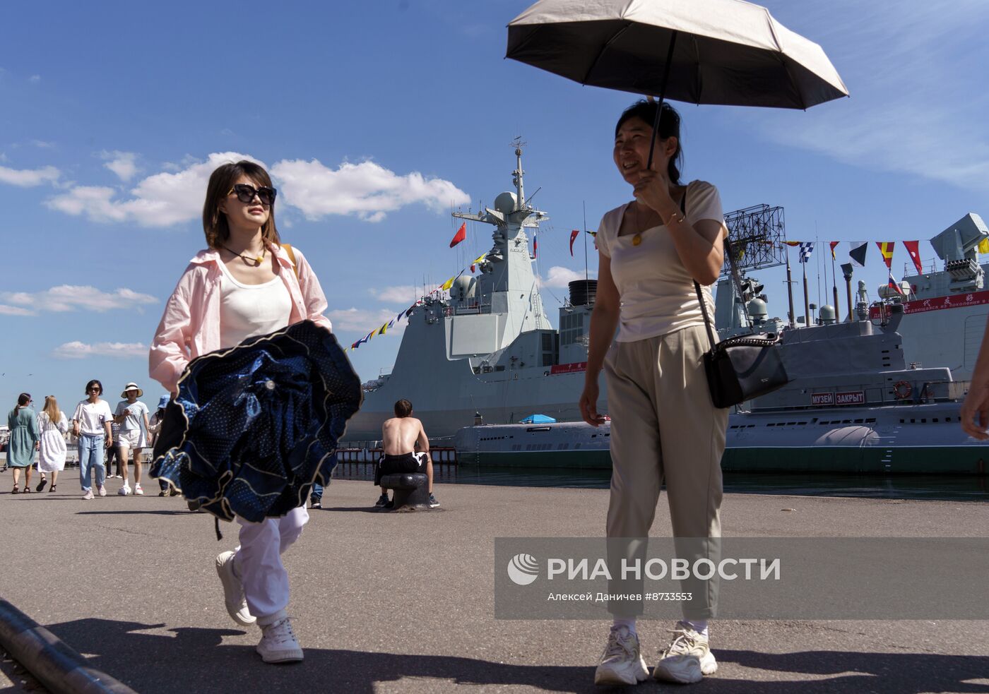 Китайский эсминец прибыл в Петербург для участия в параде ВМФ