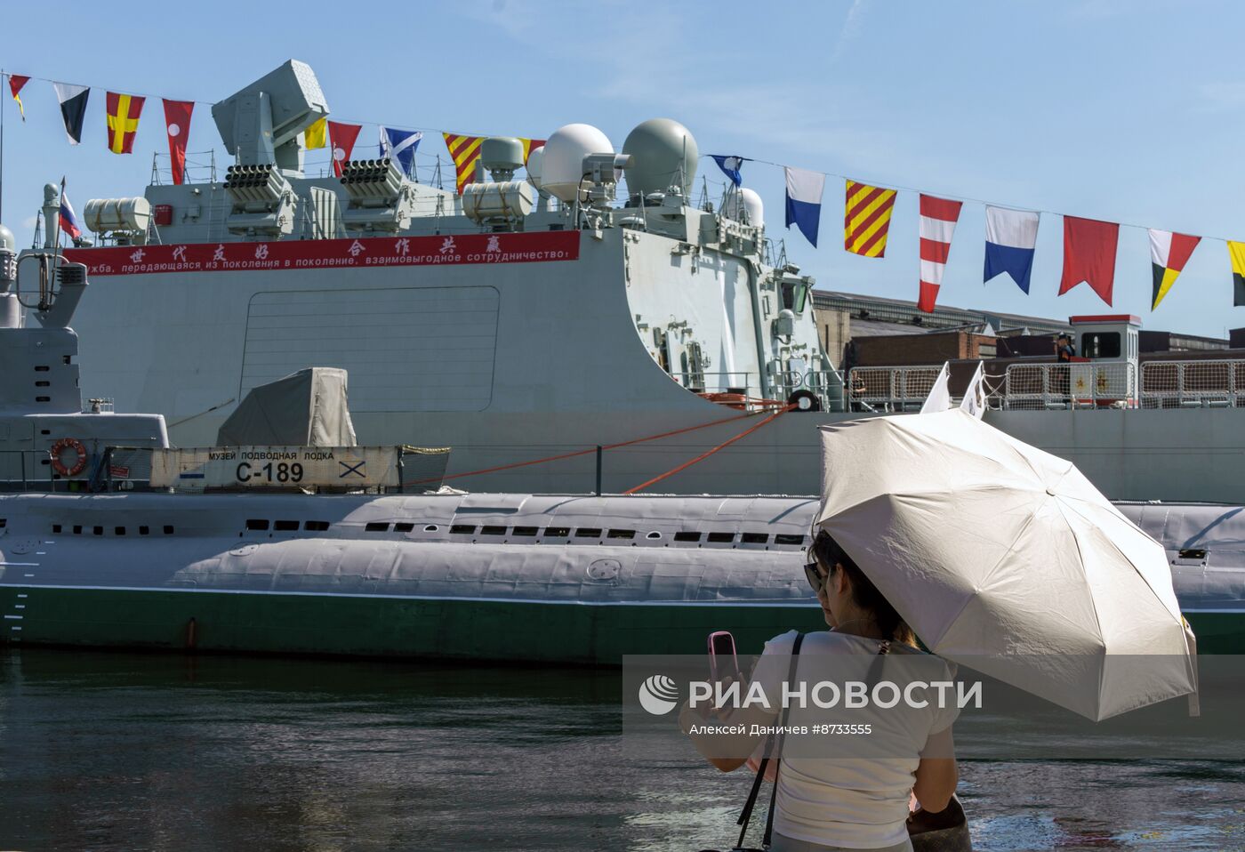 Китайский эсминец прибыл в Петербург для участия в параде ВМФ