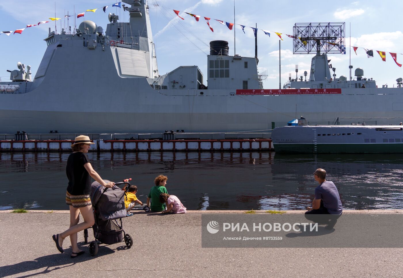 Китайский эсминец прибыл в Петербург для участия в параде ВМФ