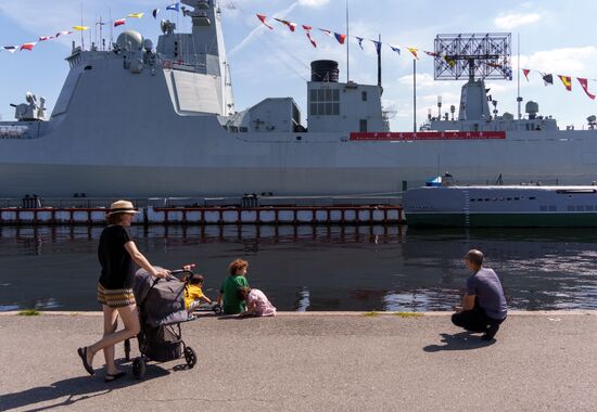 Китайский эсминец прибыл в Петербург для участия в параде ВМФ