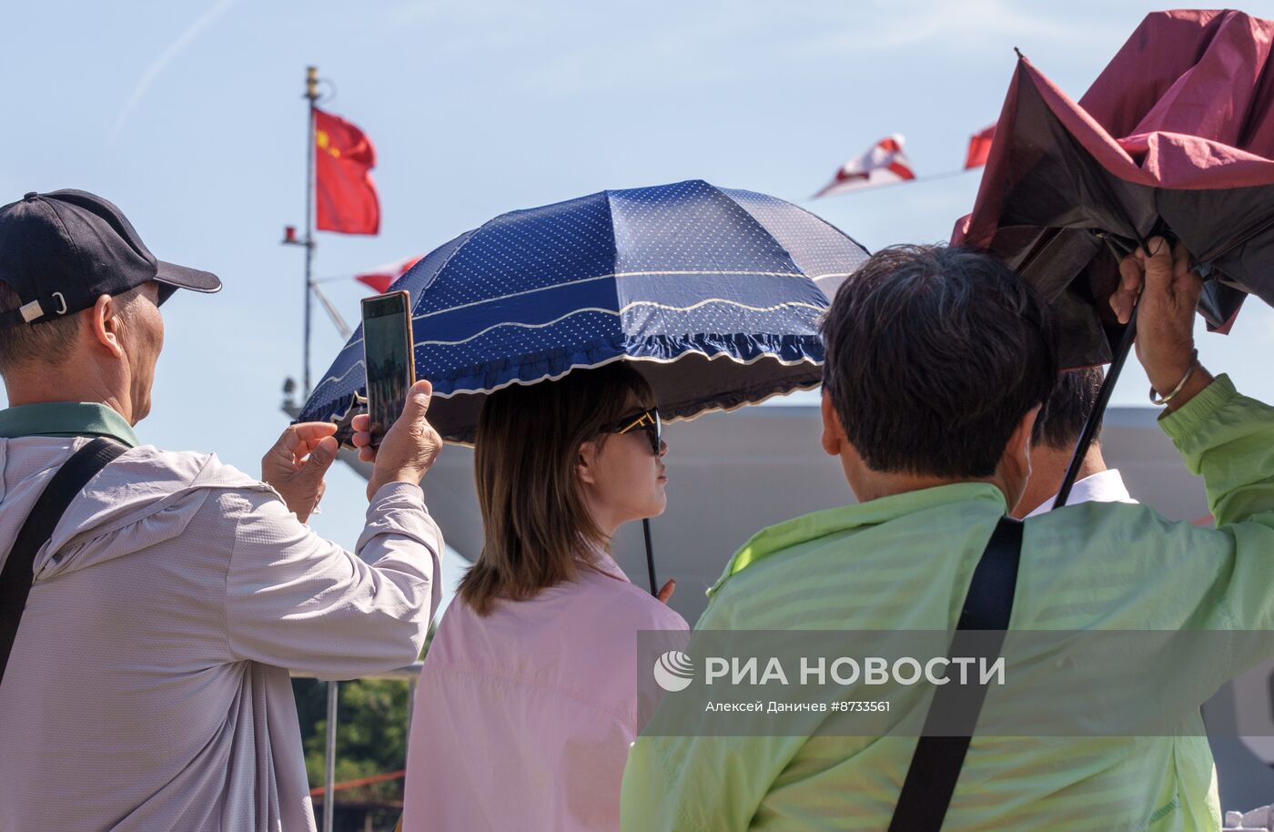 Китайский эсминец прибыл в Петербург для участия в параде ВМФ