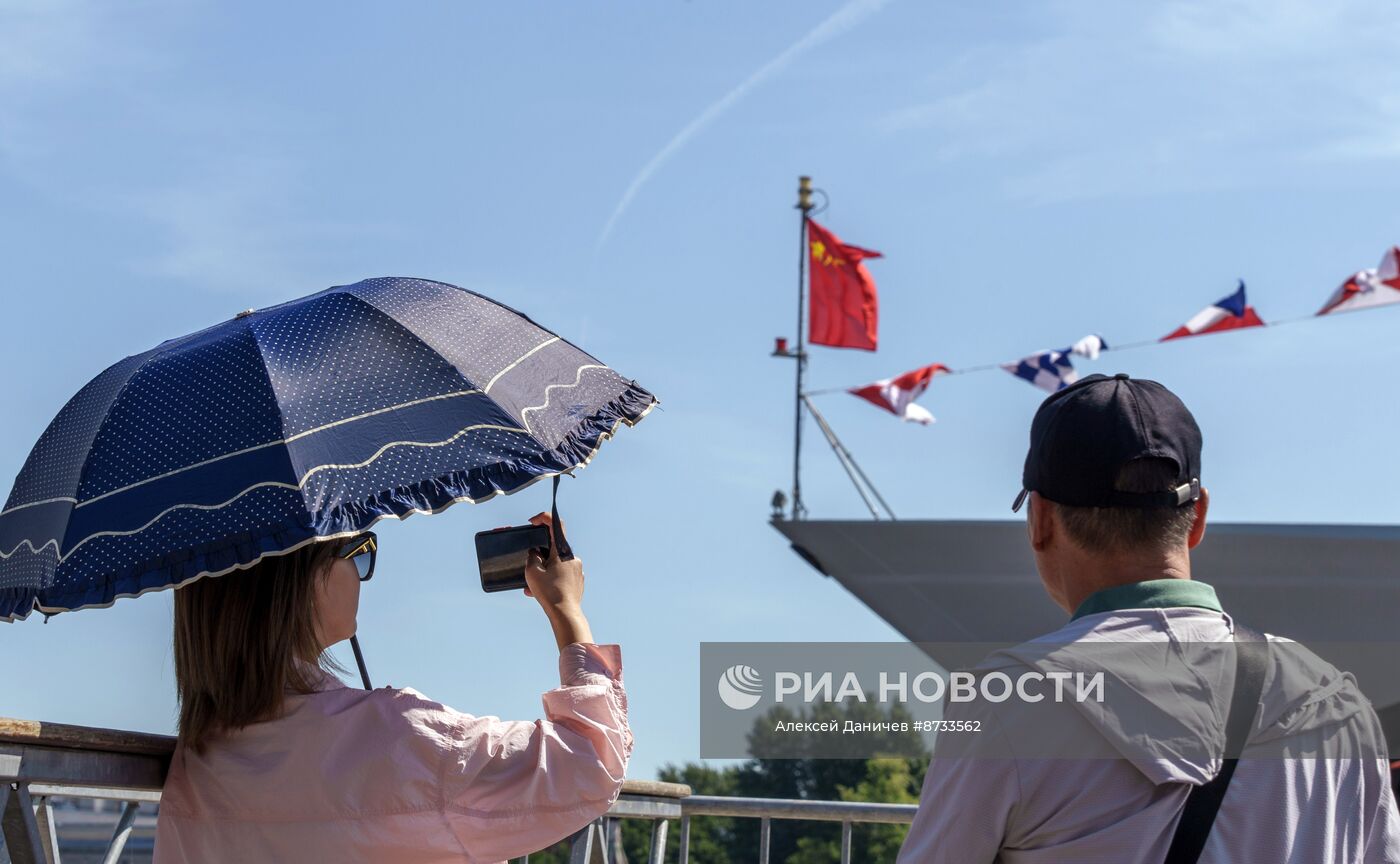 Китайский эсминец прибыл в Петербург для участия в параде ВМФ