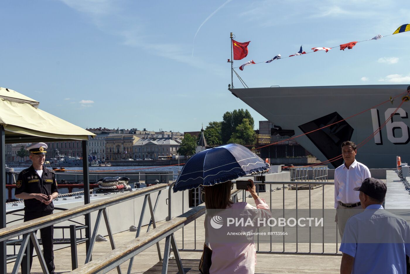 Китайский эсминец прибыл в Петербург для участия в параде ВМФ