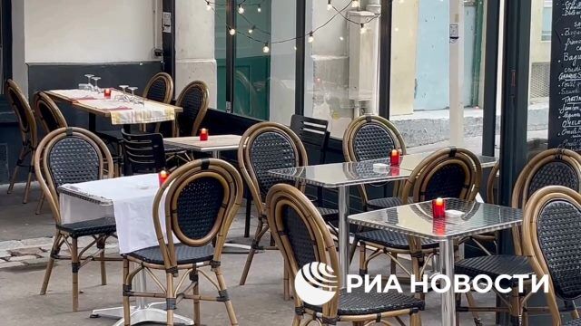 Рестораны в Париже столкнулись с резким падением числа посетителей