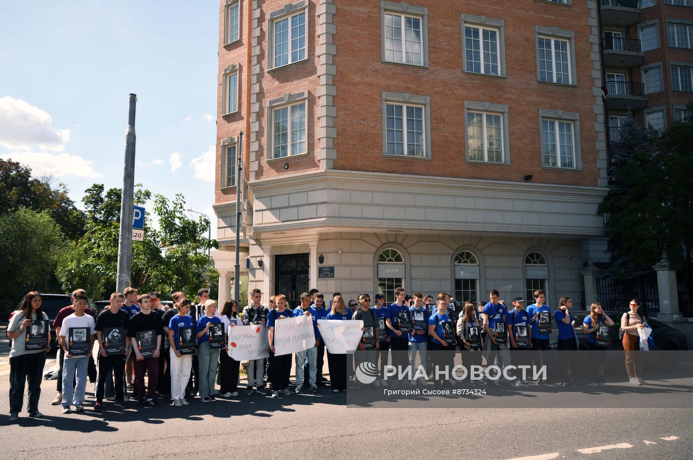 Акция в память о погибших детях Донбасса в Москве