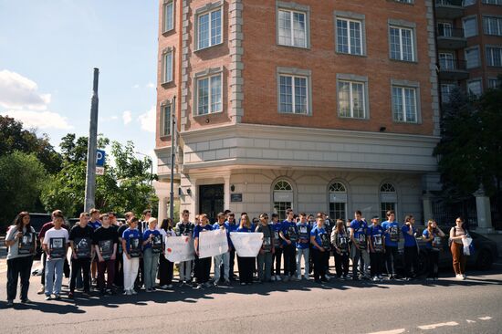 Акция в память о погибших детях Донбасса в Москве