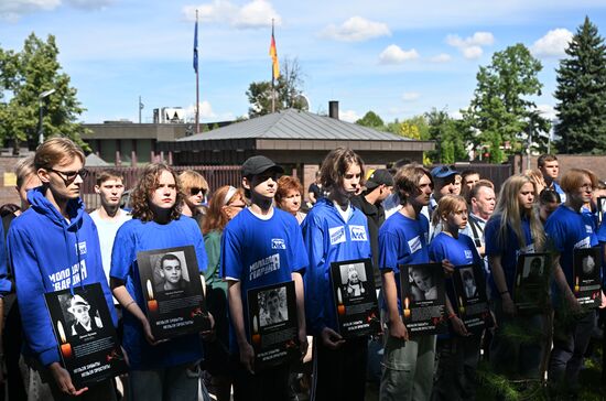 Акция в память о погибших детях Донбасса в Москве