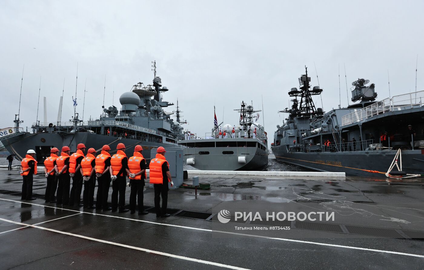Корабли ВМС Китая прибыли во Владивосток