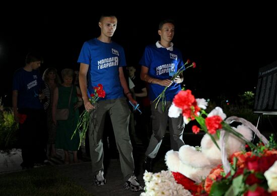 Зажжение свечей в память о погибших детях Донбасса