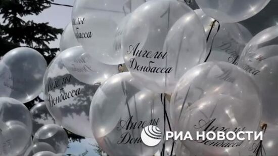 В Донецке ко Дню памяти детей - жертв войны в Донбассе запустили в небо тысячу шаров с надписью "Ангелы Донбасса"