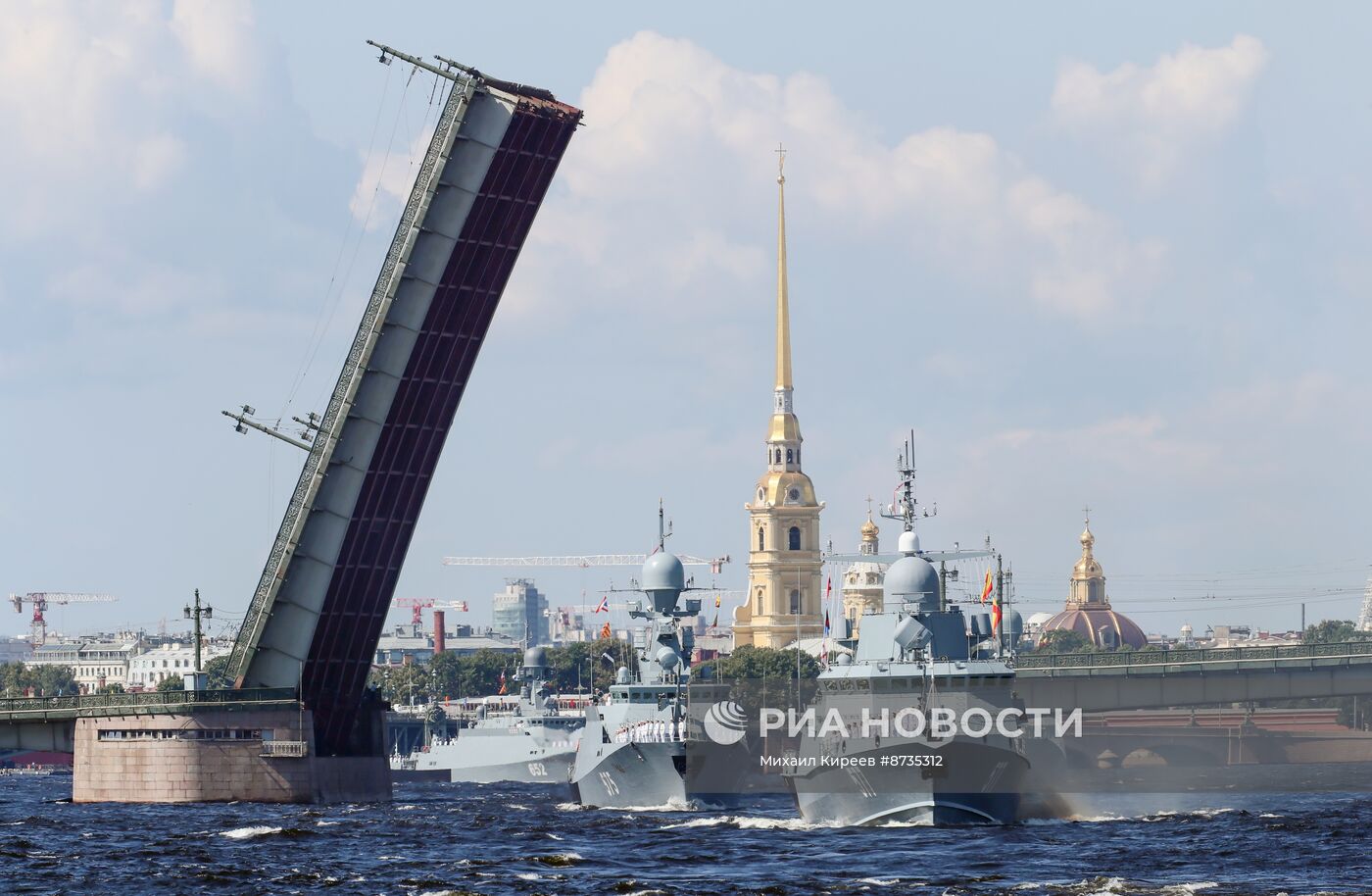 Празднование Дня ВМФ в Санкт-Петербурге