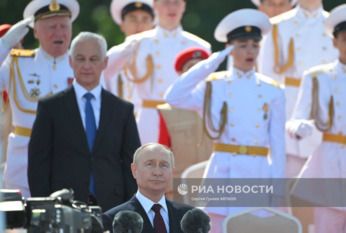 Президент Владимир Путин принял участие в Главном военно-морском параде