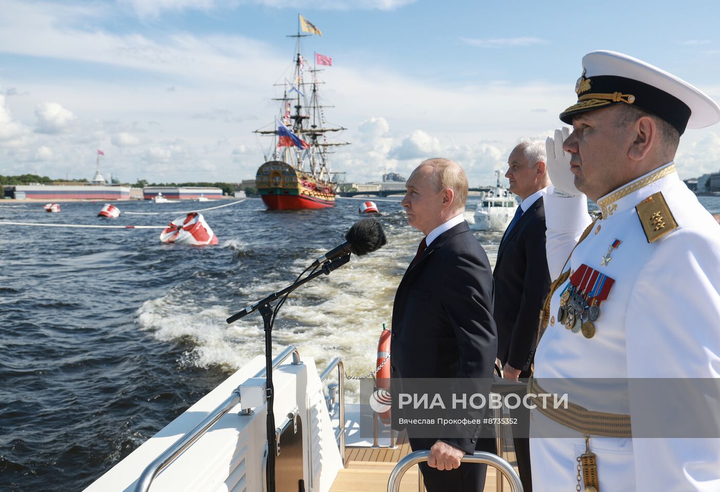 Президент Владимир Путин принял участие в Главном военно-морском параде