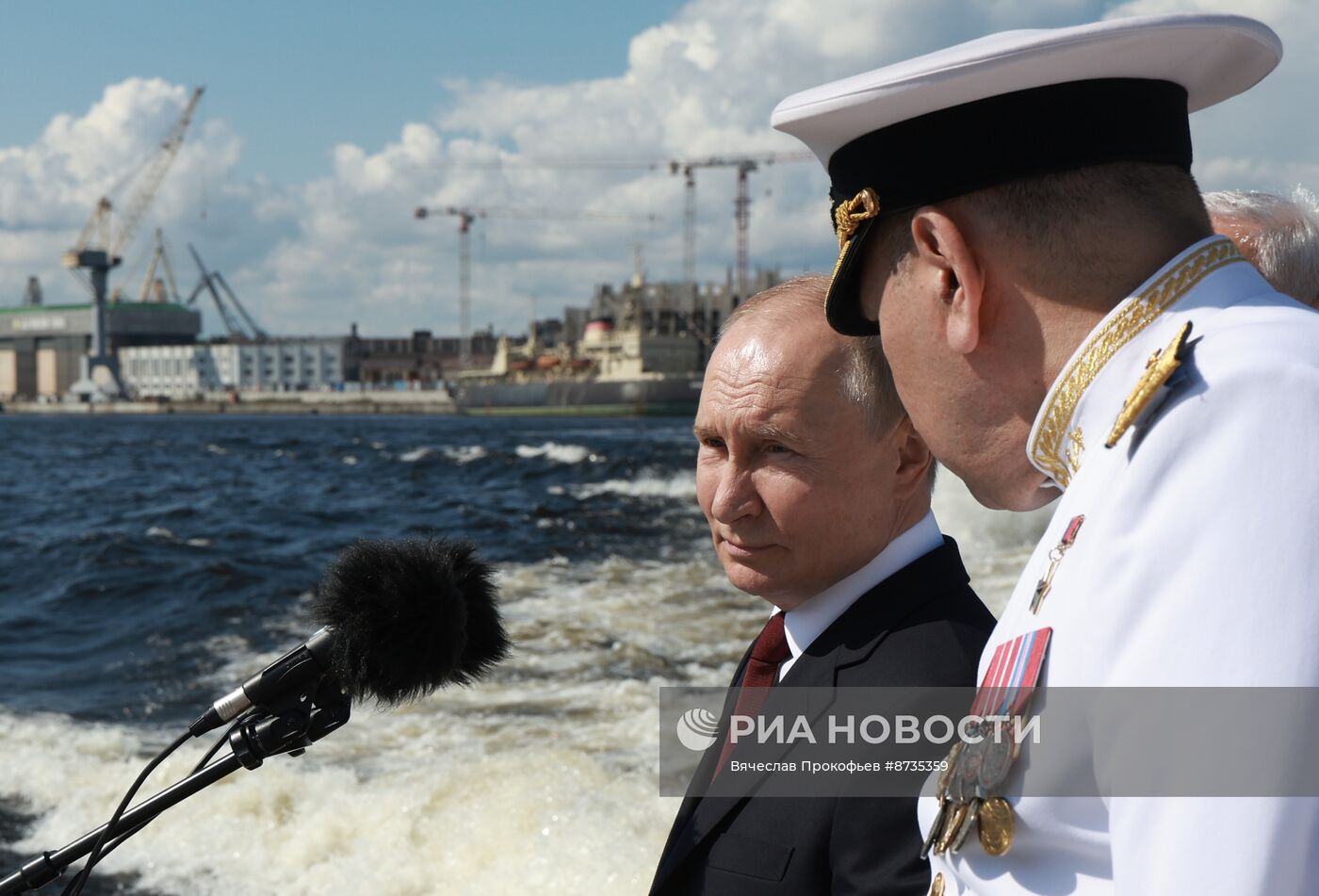 Президент Владимир Путин принял участие в Главном военно-морском параде