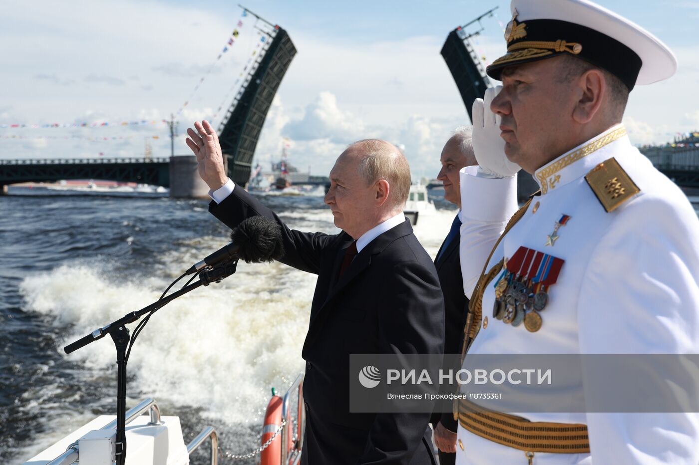 Президент Владимир Путин принял участие в Главном военно-морском параде