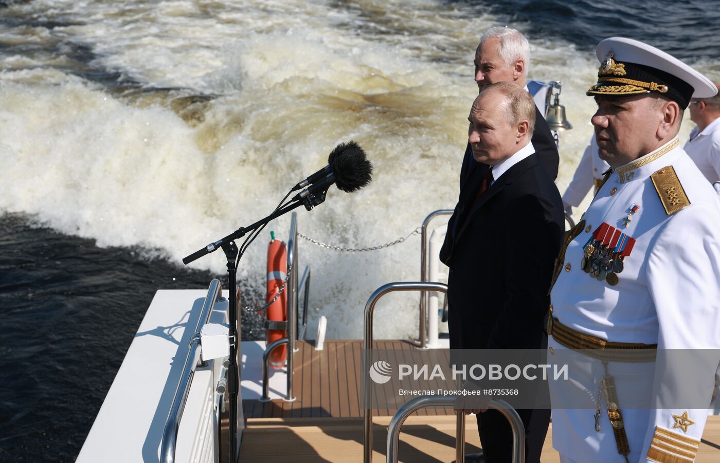 Президент Владимир Путин принял участие в Главном военно-морском параде